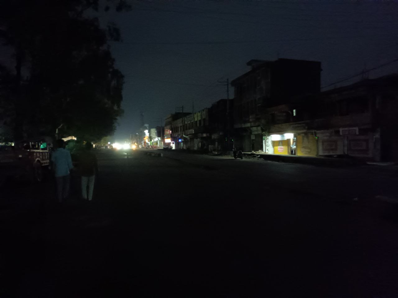 दीपावली का त्यौहार नजदीक, सागर रोड पर रात में अंधेरा