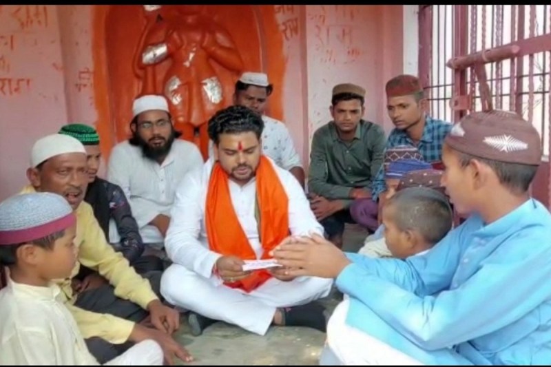 muslim_community_youth_read_hanuman_chalisa_at_temple_in_aligarh.jpg