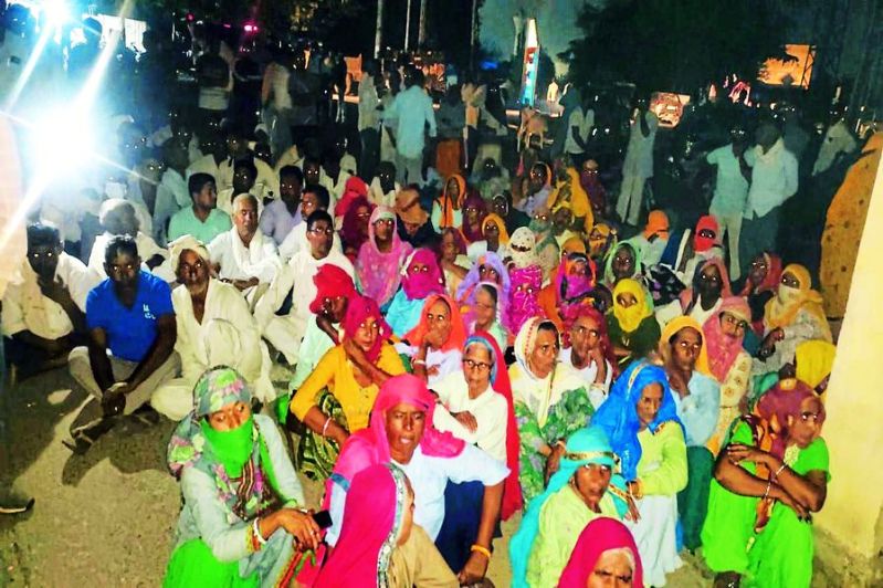 बिल्डर व ग्रामीणों के बीच जमीन विवाद : पुलिस ने धरना स्थल से उखाड़े फेंके टैंट, आक्रोशित लोगों ने थाने के सामने रातभर किया प्रदर्शन