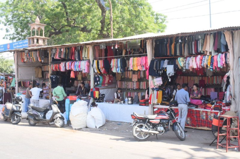 सजने लगा ऊनी वस्त्रों का बाजार , तिब्बती  रिफ्यूजी  विक्रेताओं पर निगम शुल्क की मार .......  पढ़े पूरी खबर