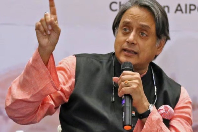 कांग्रेस अध्यक्ष पद के लिए वोट मांगने आज लखनऊ आएंगे शशि थरूर