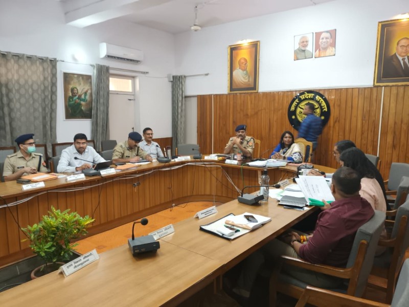 Meerut Division Review Meeting : कोहरे के मद्देनजर गन्ना ट्राली और सड़कों के किनारे लगाए जाएंगे रिफ्लेक्टर