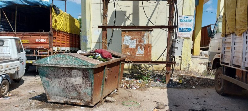 Garbage container does not rise for weeks, the garbage spreads stink