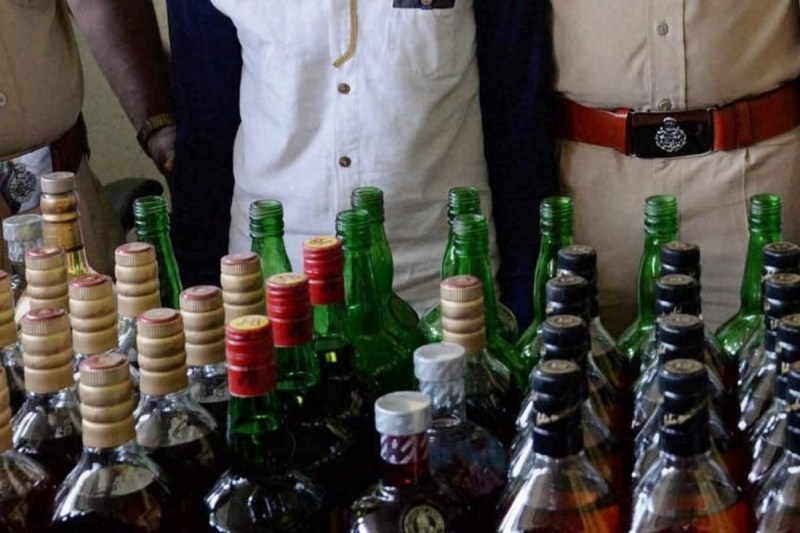 Excise department recovered liquor brought hidden amongst garlic sacks in Begusarai, smugglers absconding