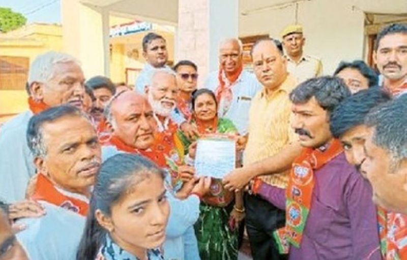 बालोतरा. उपखण्ड कार्यालय मे ज्ञापन सौपते ब्राह्मण समाज के लोग।