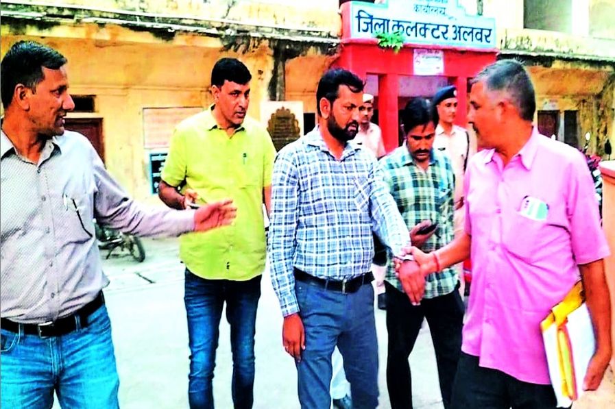 भ्रष्टाचार का खेल, आए दिन हो रही जेल: न्याय शाखा का वरिष्ठ लिपिक रिश्वत लेते रंगे हाथों गिरफ्तार