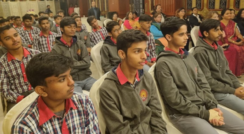 बच्चों को आठवीं से ही प्रशासनिक सेवाओं में जाने की तैयारी शुरू करनी चाहिए - प्रो. शुक्ला