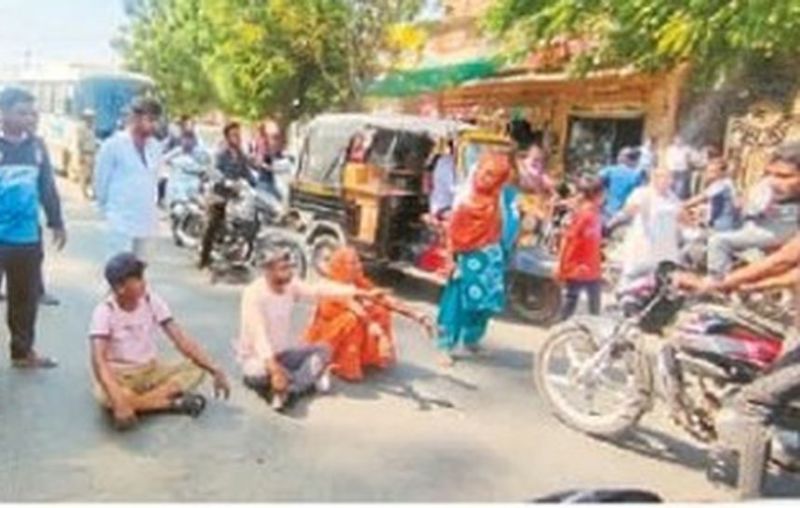 बालोतरा में बुधवार को बिगड़ी जलापूर्ति से परेशान वार्डवासी मार्ग पर बैठ प्रदर्शन करते हुए।