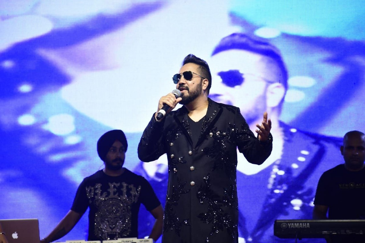 mika_singh_sing_a_song_in_deva_mahotsav_of_barabanki_audience_enjoyed_on_the_songs.jpg
