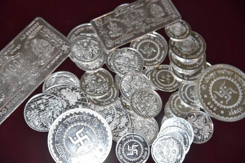 Diwali 2022: पूजा के लिए चांदी के सिक्के खरीदें ,पर खरीदते समय बरतें सावधानी