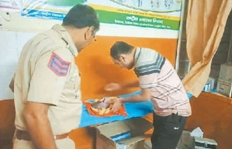 धोरीमन्ना. उपजिला अस्पताल में नवजात बच्ची का उपचार करते शिशु रोग विशेषज्ञ।