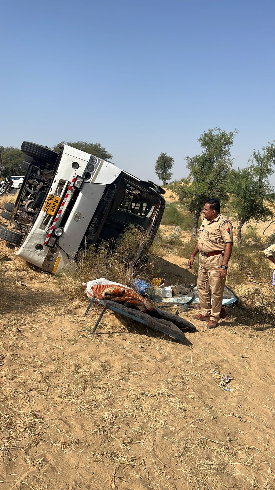 ट्रोले को साइड देने के प्रयास में बस पलटी, बस में सवार थे 35 यात्री
