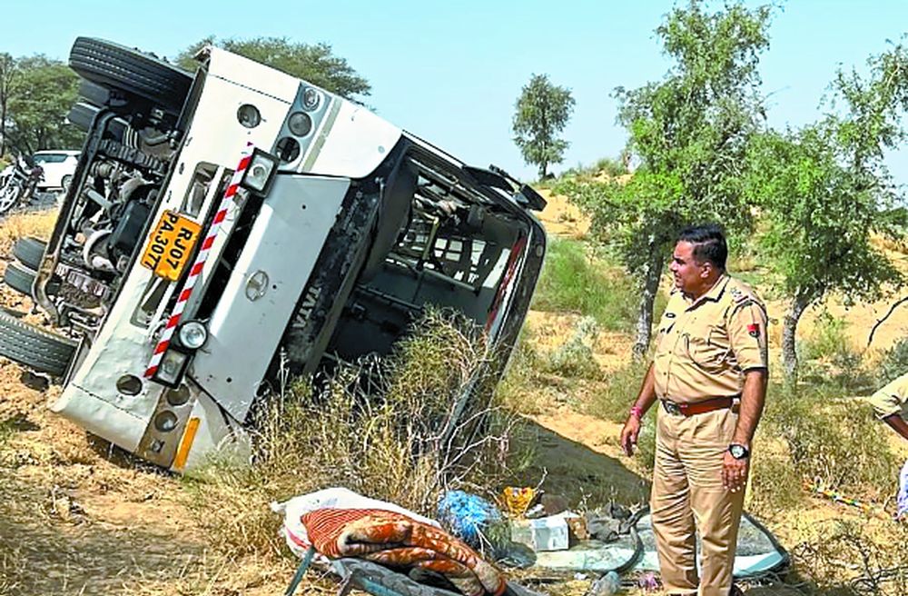 ट्रोले को साइड देने के प्रयास में बस पलटी
