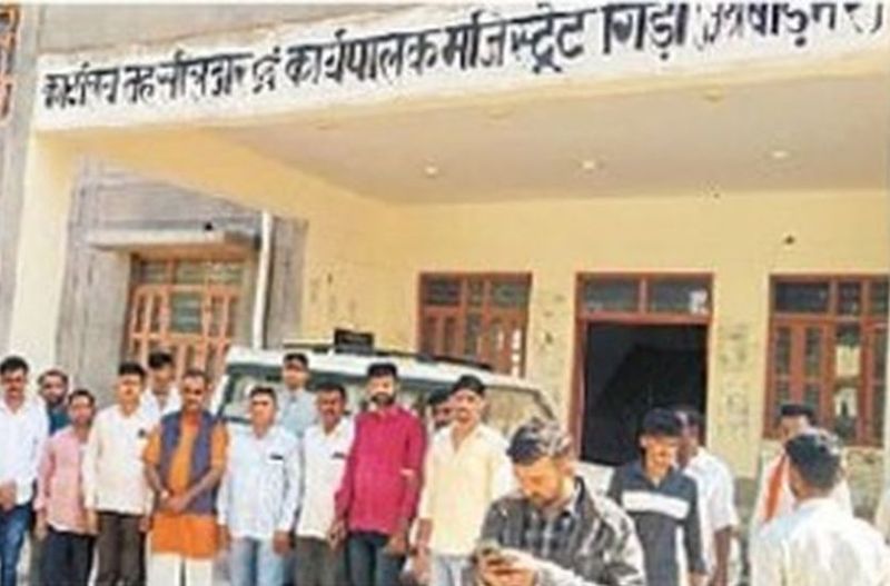 बाड़मेर के गिडा तहसील में बजरी के दरें कम करने की मांग को लेकर प्रदर्शन करते हुए।