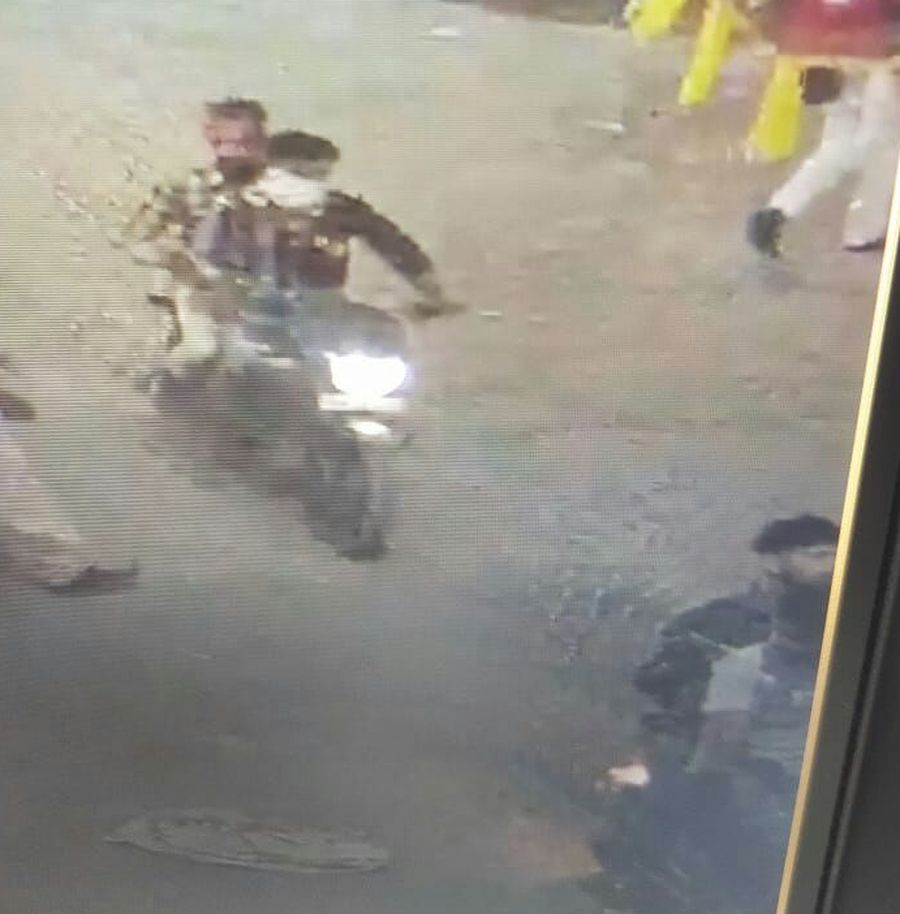 Robbery with lady : लुटेरों ने मोपेड को धक्का मार महिला से बैग लूटा
