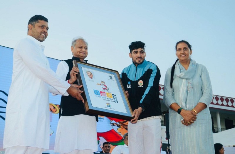 मुख्यमंत्री अशोक गहलोत ने मुकेश गोरा को किया सम्मानित