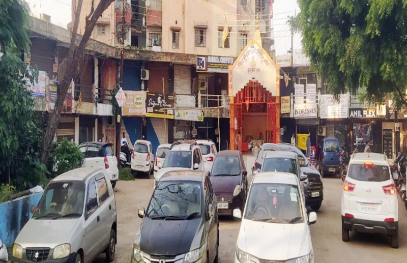 महिला समृद्धि बाजार में पुरुषों का कब्जा, निगम नहीं कर रहा निगरानी