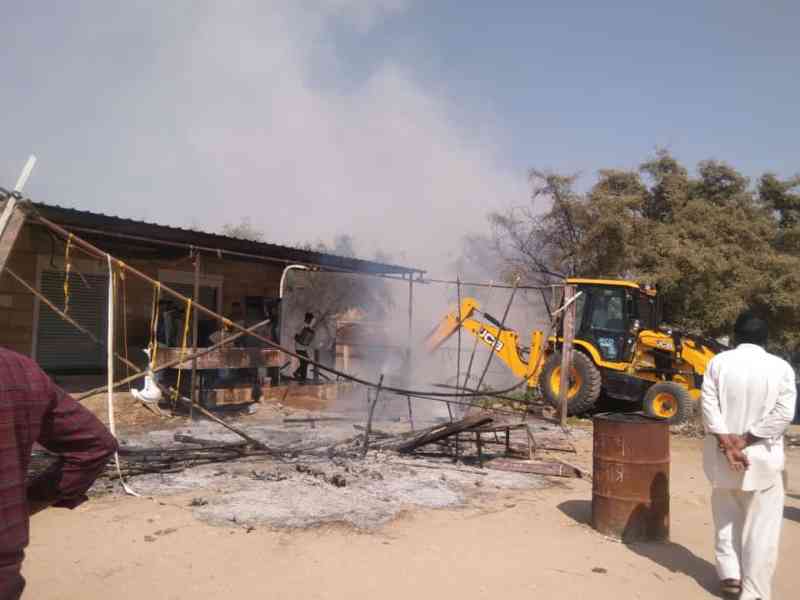 रासला में होटल का सामान और दो झोंपड़े जले