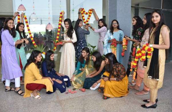 Diwali 2022 : रोशनी से सजे घर-आंगन व बाजार, चहुंओर छाया अयोध्या सा उल्लास, देखें तस्वीरें