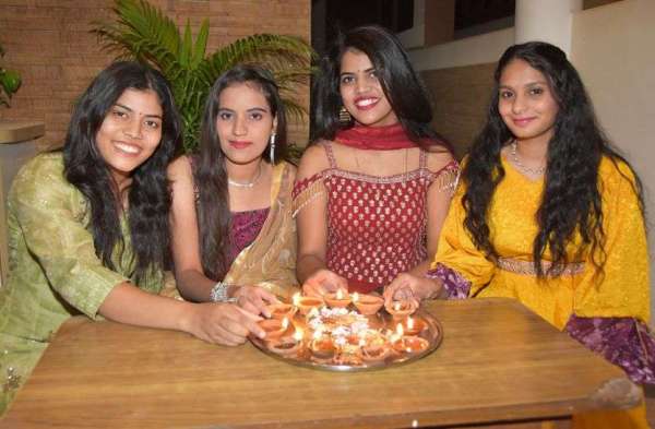 Diwali 2022 : रोशनी से सजे घर-आंगन व बाजार, चहुंओर छाया अयोध्या सा उल्लास, देखें तस्वीरें