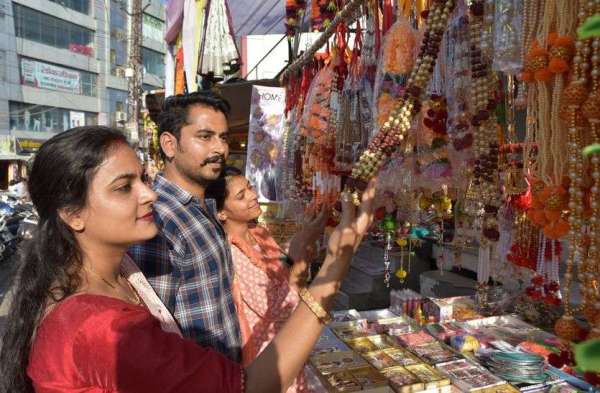 Diwali 2022 : रोशनी से सजे घर-आंगन व बाजार, चहुंओर छाया अयोध्या सा उल्लास, देखें तस्वीरें