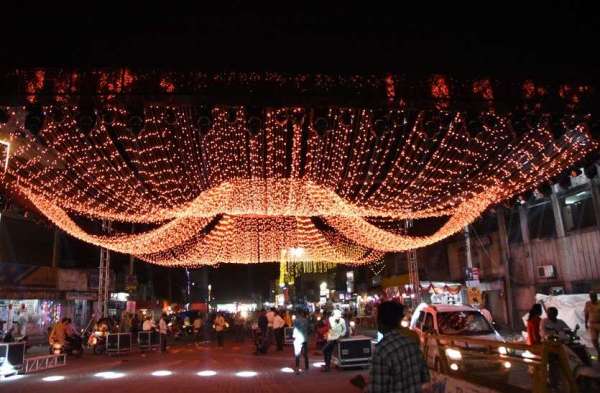 Diwali 2022 : रोशनी से सजे घर-आंगन व बाजार, चहुंओर छाया अयोध्या सा उल्लास, देखें तस्वीरें