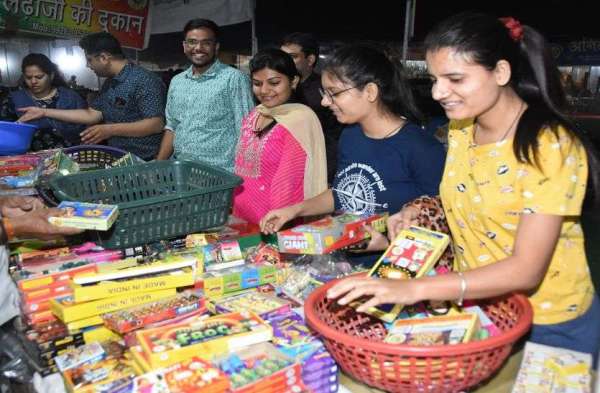 Diwali 2022 : रोशनी से सजे घर-आंगन व बाजार, चहुंओर छाया अयोध्या सा उल्लास, देखें तस्वीरें