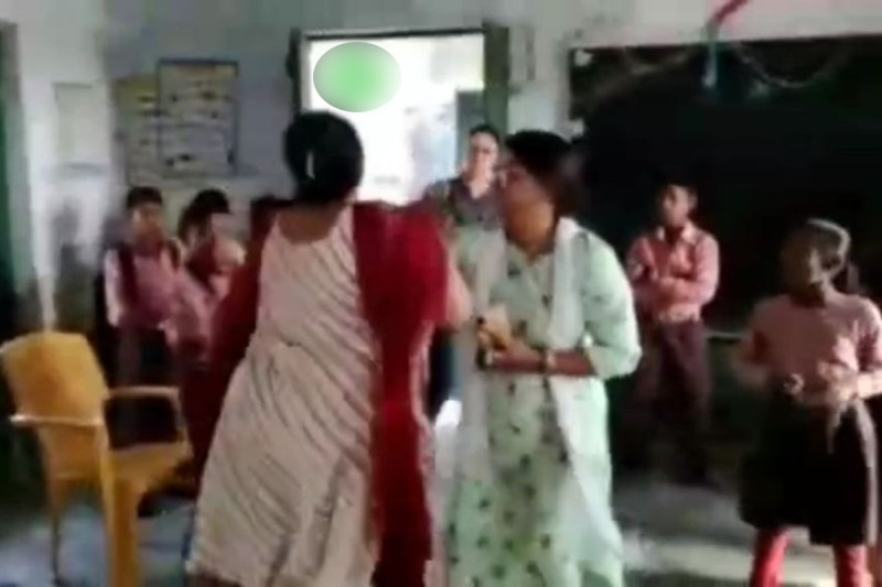 fight-between-two-female-teachers-in-the-composite-school-of-barabanki.jpg