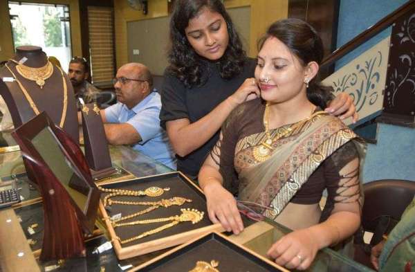 Diwali 2022 : रोशनी से सजे घर-आंगन व बाजार, चहुंओर छाया अयोध्या सा उल्लास, देखें तस्वीरें