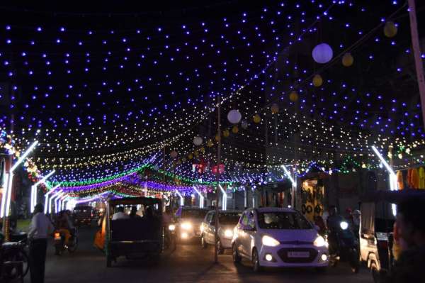 Diwali 2022 : रोशनी से सजे घर-आंगन व बाजार, चहुंओर छाया अयोध्या सा उल्लास, देखें तस्वीरें