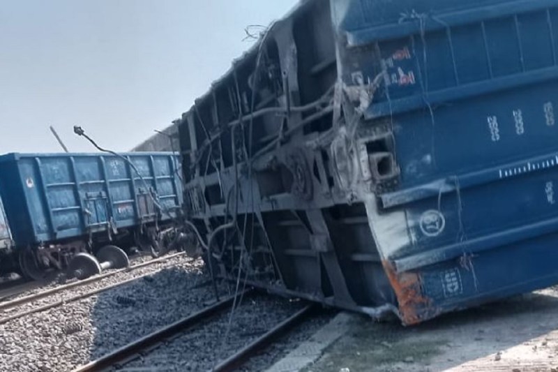 फतेहपुर में रमवां स्टेशन के पास मालगाड़ी के करीब 30 डिब्बे पटरी से उतरे, दिल्ली हावड़ा रूट बाधित