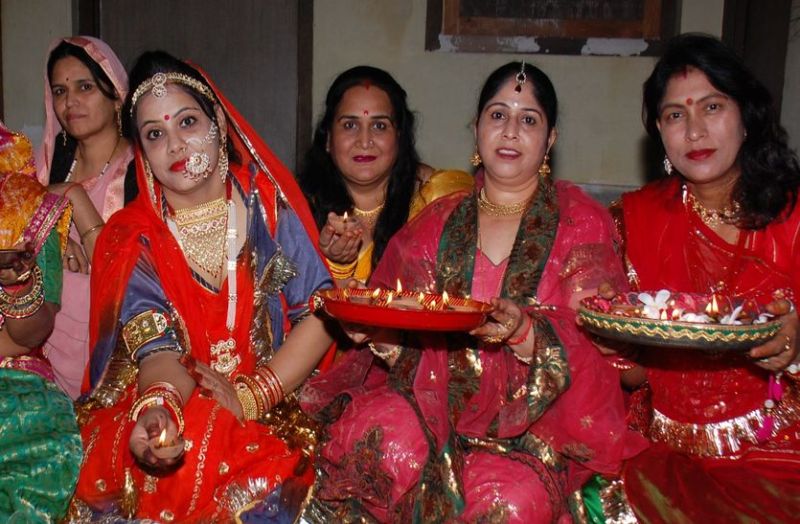 जल गए खुशियों के दीप, छोटी दिवाली मनाई