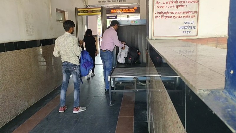 लगेज चैकिंग मशीन से पटाखों की थैली गुजरती हुई।