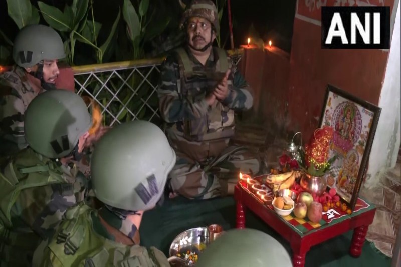 indian-army-jawans-celebrated-diwali-at-loc-in-jammu-best-wishes-to-the-countrymen.jpg