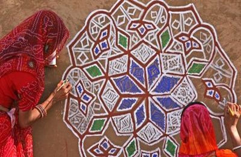 विलुप्त हो रही घरों में मांडणे बनाने की परंपरा, अब स्टीकर्स पर जोर