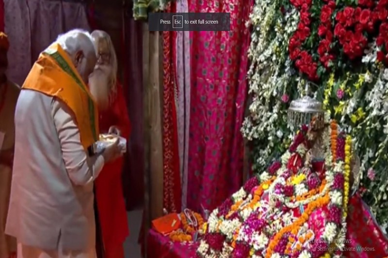 Deepotsav 2022 : अयोध्या पहुंचे पीएम मोदी, रामलला का दर्शन पूजन किया और मंदिर निर्माण कार्य का किया अवलोकन