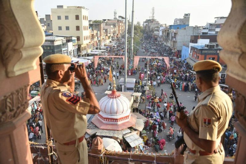 Heavy security : भारी संख्या में पुलिसकर्मी तैनात