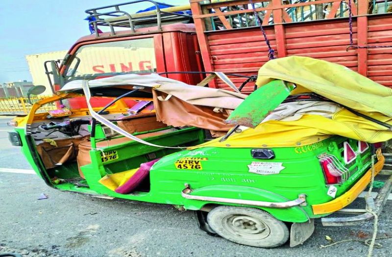 हाइवे पर खड़े कैंटर से भिड़ा टैम्पो, महिला की मौत