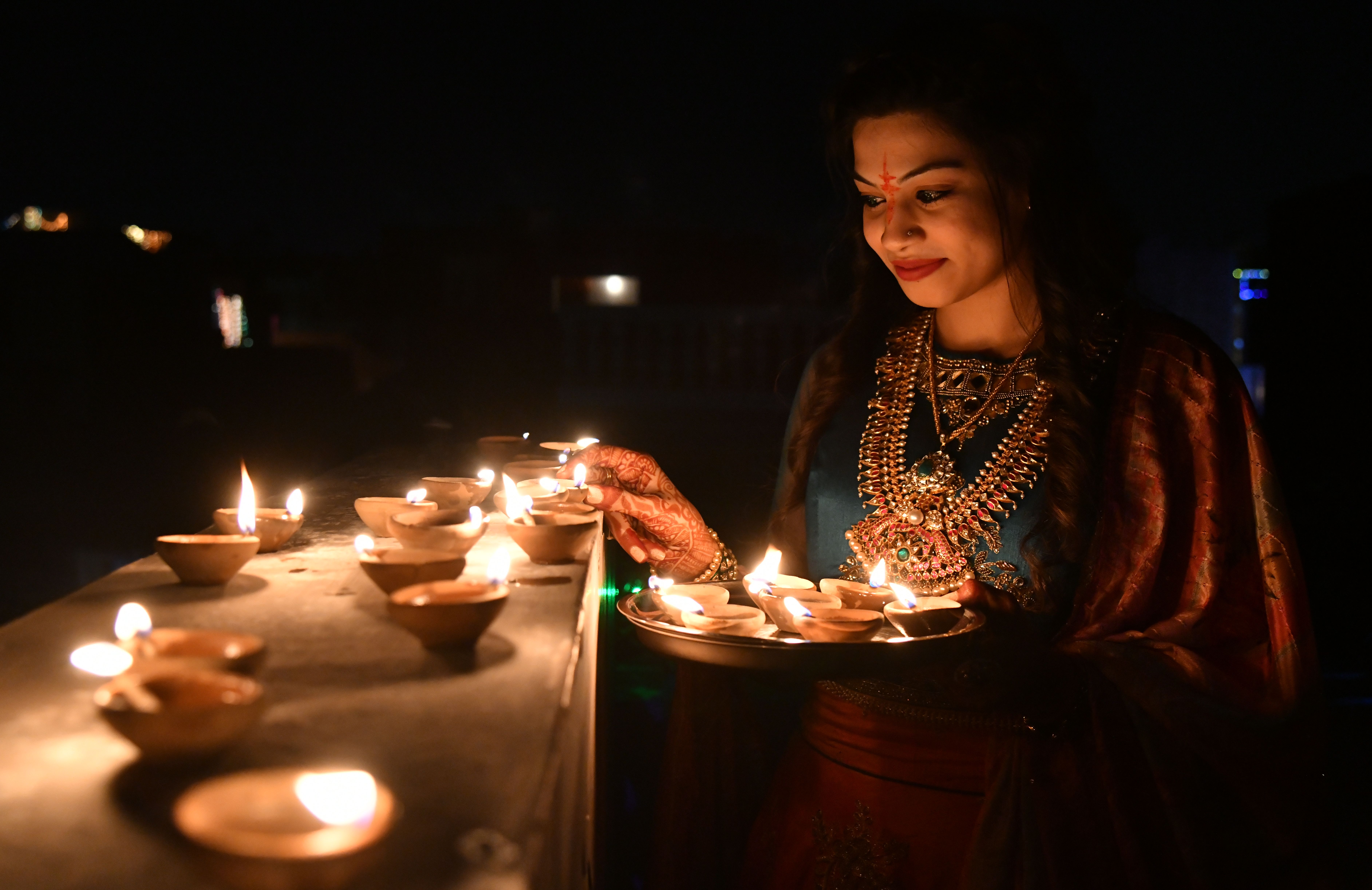 दीप पर्व आज, घर-घर होगा लक्ष्मी पूजन