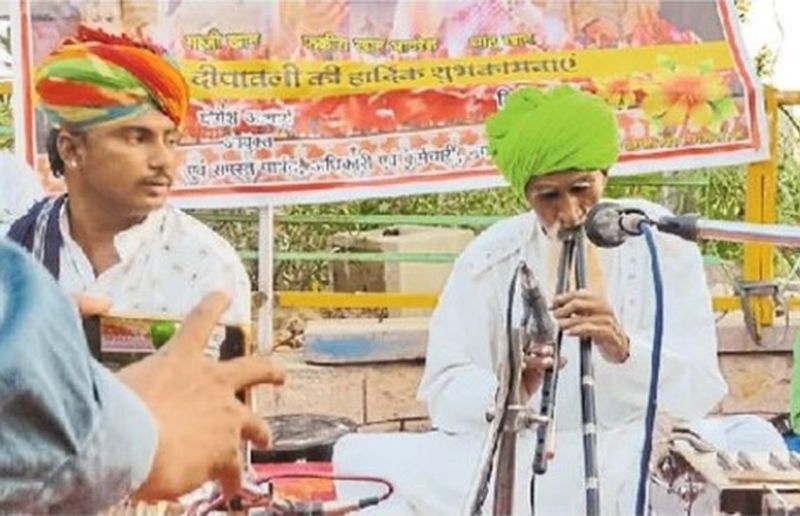 बाड़मेर. दीपावली की पूर्व संध्या पर आयोजित कार्यक्रम में अलगोजा बजाते धोधेखां।