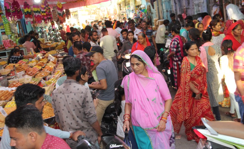 धनतेरस पर ग्राहकों से गुलजार रहे बाजार, शुभ मुहूर्त में होगा महालक्ष्मी पूजन