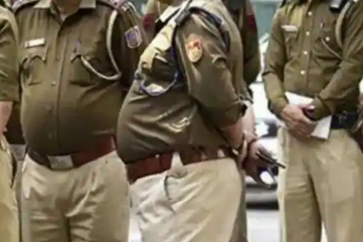 inspector-constable-clashed-in-moradabad-for-said-apply-broom-in-police-post.jpg