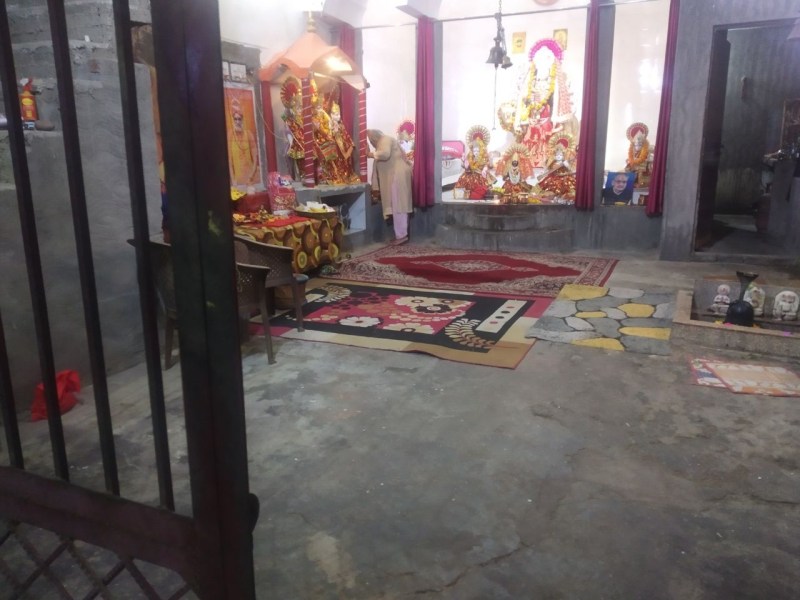 Surya Grahan ends : साल का अंतिम सूर्य ग्रहण खत्म होते ही मंदिरों के खुले कपाट,श्रद्धालुओं ने किया पूजा पाठ