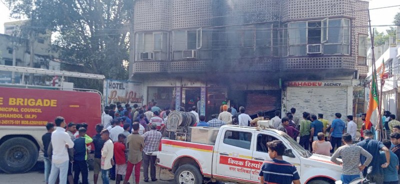 होटल के नीचे बैटरी दुकान पर लगी आग, बैटरी फूटने से दहशत में आए आसपास के दुकानदार
