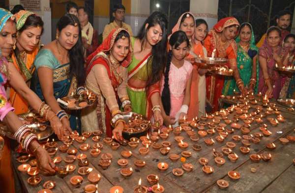 तम को मिटाने आया दीपावली का त्योहार, खुशियां बरसी अपार