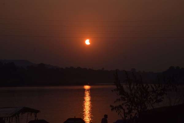 नर्मदा तट पर ग्रहण केनजारे 