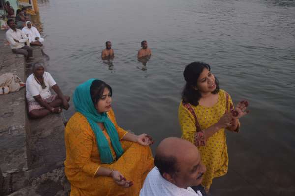 नर्मदा तट पर ग्रहण केनजारे 