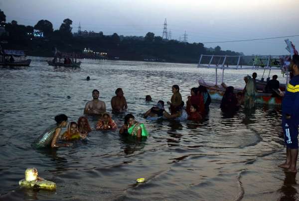 नर्मदा तट पर ग्रहण केनजारे  