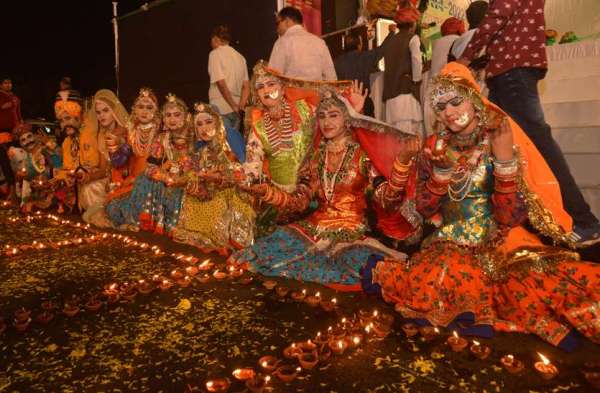 तम को मिटाने आया दीपावली का त्योहार, खुशियां बरसी अपार