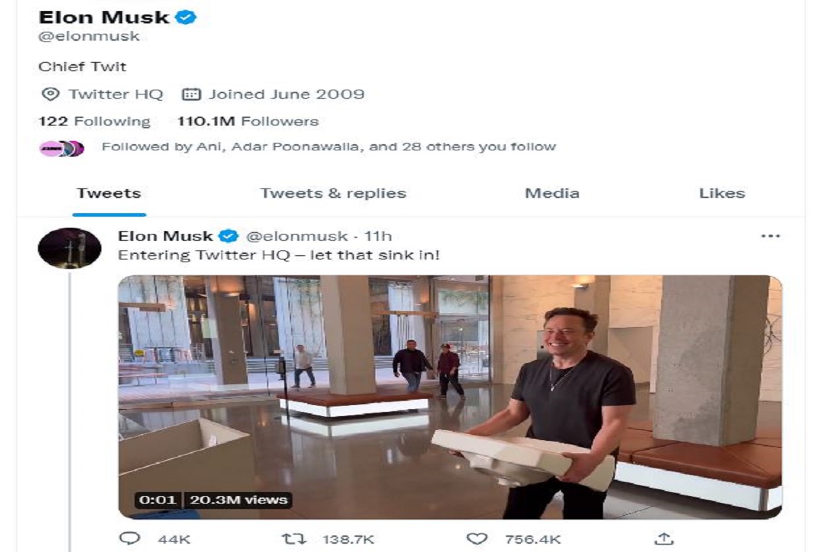 elon_musk_chief_twit_reaches_twitter_office_with_bathroom_sink_in_hand.jpg
